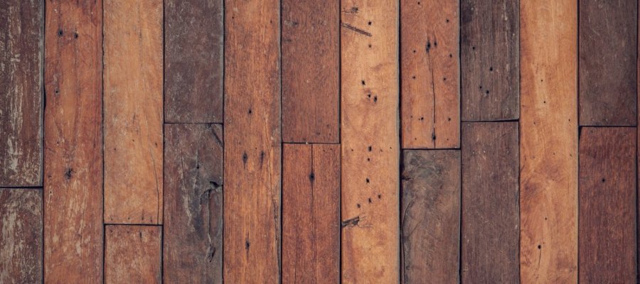 stará dřevěná vlhká podlaha