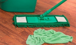 Běžné denní čištění a údržba podlah