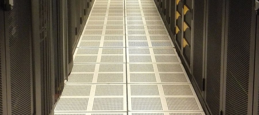zdvojená dutinová podlaha v serverovně