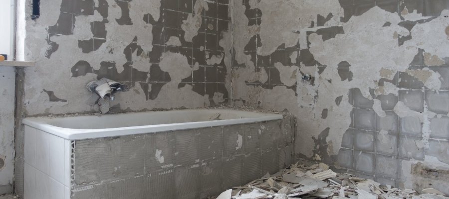 odstraňování staré dlažby v koupelně