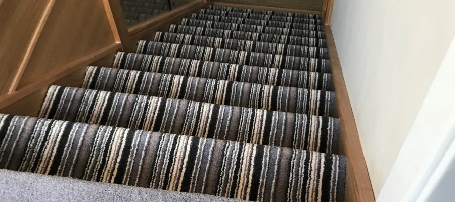 koberec na schodech